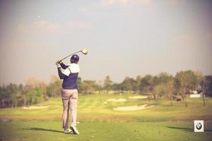 i giocatori di golf hanno colpito l'ampio campo da golf nel colore summer.vintage foto