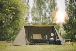 tenda turistica nel campo forestale foto