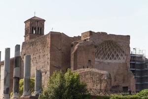 costruzione di rovine e antiche colonne a roma, italia foto