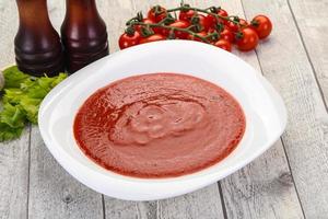 zuppa di pomodoro mediterranea foto