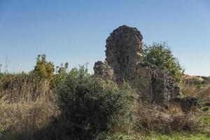 rovine a lato foto