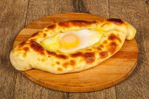 tradizionale khachapuri georgiano con formaggio foto