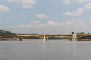 vista panoramica del ponte margit recentemente rinnovato a budapest. foto