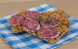 pane croccante con salame foto