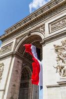 vista su arco di trionfo giostra e giardino delle tuileries, parigi, francia foto