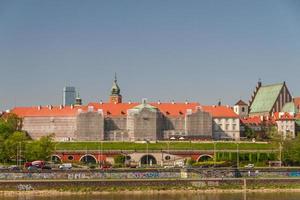 centro storico dal fiume vistola paesaggio pittoresco nella città di varsavia, in polonia foto