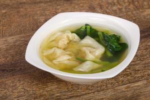 zuppa tradizionale asiatica wonton con erbe aromatiche foto