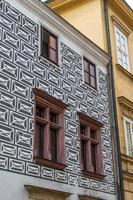 bella facciata della vecchia casa di città a Cracovia, in Polonia foto