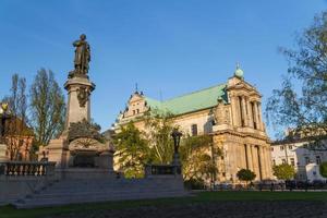 varsavia, polonia - chiesa carmelitana nella famosa via krakowskie przedmiescie. architettura neoclassica. foto