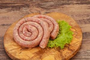 anello di salsiccia cruda per griglia foto