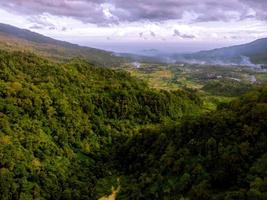 panorama della valle di montagna con cielo nuvoloso foto