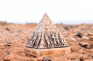 miniatura del modello della piramide egizia foto