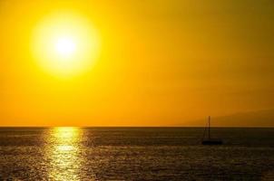 tramonto sull'oceano giallo foto
