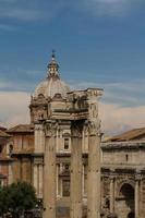 costruzione di rovine e antiche colonne a roma, italia foto