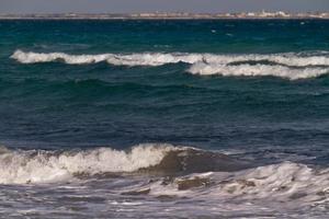 onde del mare sul Mar Mediterraneo foto