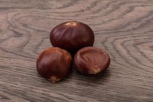 mucchio naturale di castagne biologiche foto