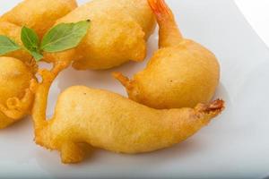 tempura di gamberi su sfondo bianco foto