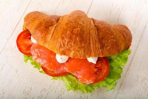 croissant al salmone foto