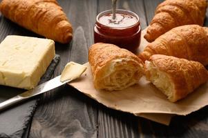 croissant freschi su un fondo di legno. foto