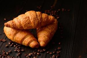 croissant freschi su un fondo di legno. foto