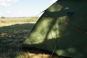 una tenda turistica in un campeggio nella natura. attività all'aperto estive, avventure. modello foto