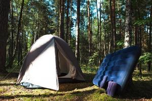 accessori per dormire per comode attività turistiche all'aria aperta in campeggio. tenda con materasso ad aria e cuscino per dormire all'aperto foto