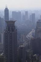 lo smog si trova sopra lo skyline di shanghai, in cina foto