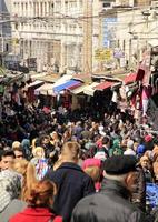 istanbul, turchia - 12 giugno 2017 - grande folla di persone che si muovono attraverso una strada dello shopping molto trafficata a istanbul, turchia. foto