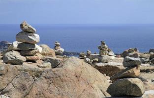 ciottoli accatastati su un'isola vicino a Mykonos, in Grecia foto