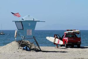 10 giugno 2019 - santa barbara, california - una torre del bagnino e un camioncino del bagnino sulla spiaggia di santa barbara, california. foto