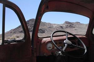auto abbandonata a Death Valley, California, con il volante in primo piano foto