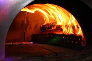 vecchio forno vintage con fuoco interno per la cottura della pizza originale. foto