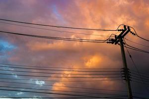 il palo dell'elettricità era in piedi da solo nel bellissimo periodo del crepuscolo in Thailandia. foto