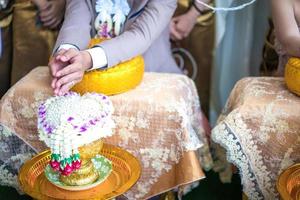 cerimonia nuziale tradizionale tailandese in costume vintage di lusso locale e attrezzatura da sposa. foto