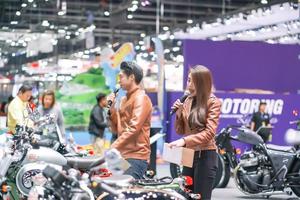 nonthaburi, tailandia - 3 dicembre 2019 - il modello non identificato posa con un'auto alla 36a fiera automobilistica tailandia 2019 all'arena di impatto, muang thong thani, nonthaburi, tailandia. foto