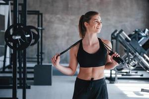 tipo di fisico atletico. foto di una splendida donna bionda in palestra durante il fine settimana