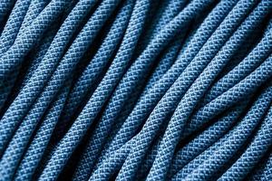 vista dall'alto. molti dei nodi colorati di blu per le attrezzature sportive e navali sdraiati sul pavimento foto