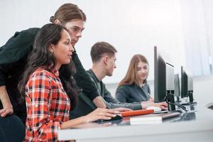 ecco i miei risultati gruppo di giovani in abiti casual che lavorano nell'ufficio moderno foto