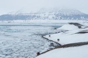 vista panoramica della laguna glaciale di jokulsarlon, il famoso paesaggio iconico dell'Islanda meridionale. La laguna glaciale di jokulsarlon è una delle attrazioni più famose dell'Islanda. foto