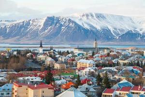 vista panoramica di Reykjavik, la capitale dell'Islanda nella tarda stagione invernale. reykjavik è una delle città più dinamiche e interessanti d'Europa. foto