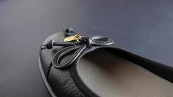 primo piano scarpe da donna in pelle nera. foto