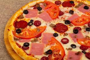 pizza con prosciutto foto