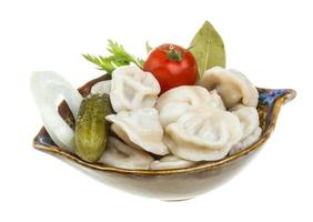 ciotola con piatto tradizionale russo - pelmeni foto