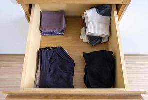 il cassetto in legno con l'abbigliamento personale dell'armadio in camera da letto. foto