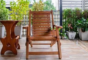 la sedia reclinabile in legno sul terrazzo con il giardinetto. foto