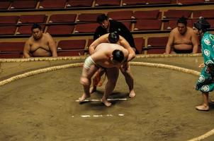 tokyo, giappone, 2021 - lottatori nel grande torneo di sumo a tokyo foto