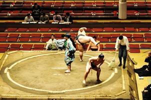tokyo, giappone, 2021 - lottatori nel torneo di sumo foto