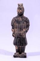 statua in argilla fatta a mano di un guerriero indiano foto