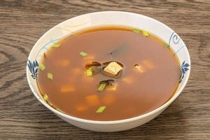 zuppa di miso tradizionale giapponese con tofu foto