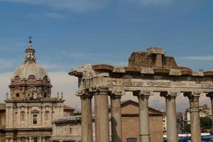 costruzione di rovine e antiche colonne a roma, italia foto